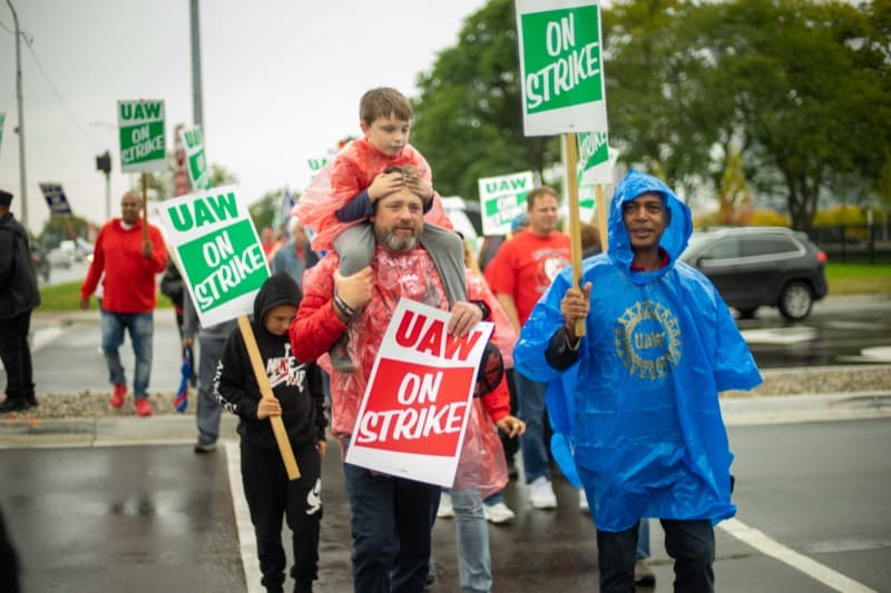 Workers holding class solidarity signs